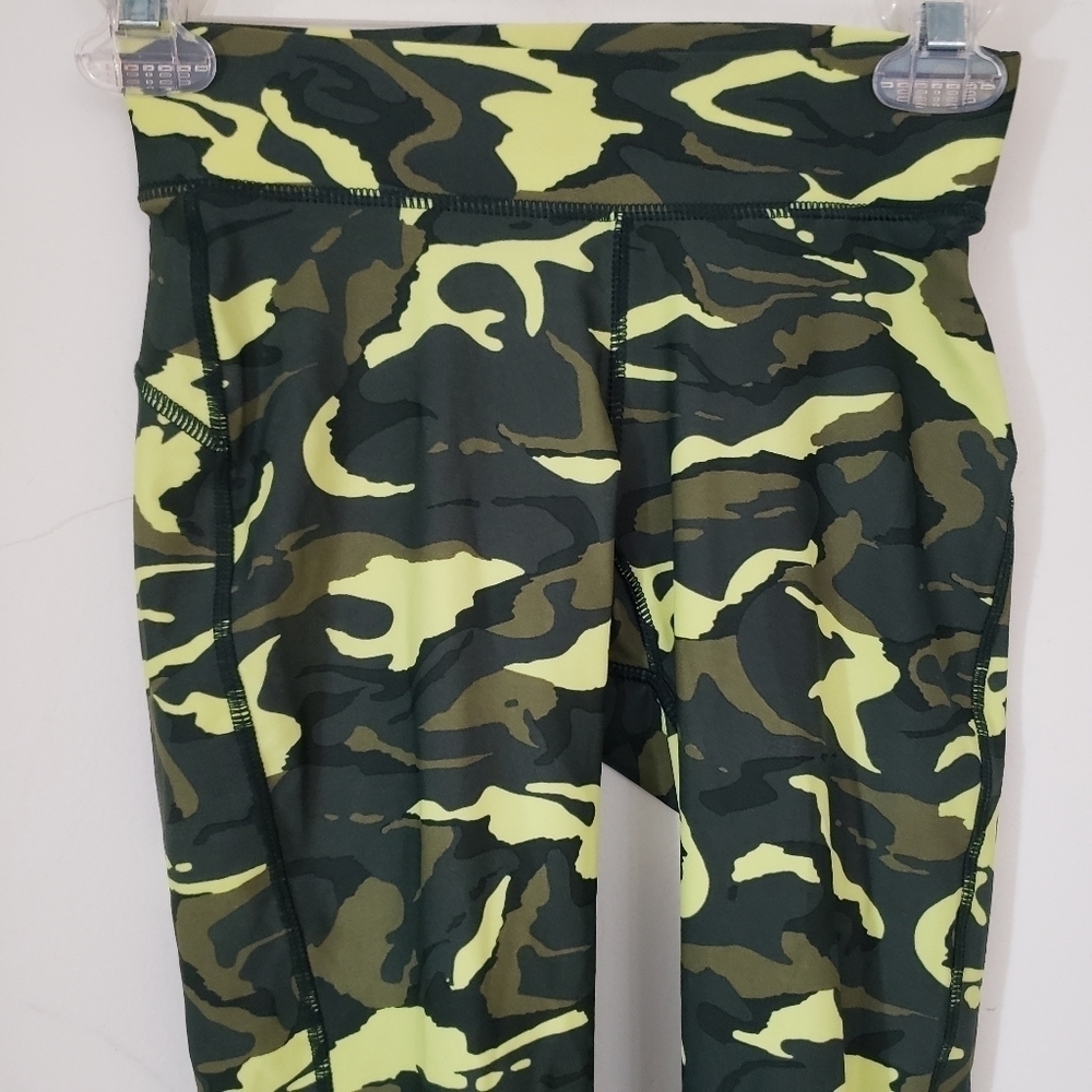 Human Performance Engineering Camo Print Capri Le… - image 2